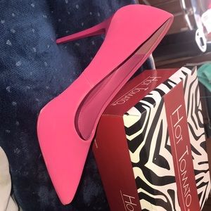hot pink pumps